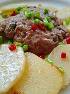 【清冰箱料理】快速簡易10分鐘 肉煎馬鈴薯 的食譜成品照片