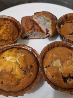 Una foto de Muffins de chocolate y Muffins de arándanos