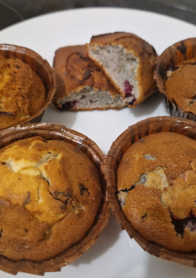 Una foto de Muffins de chocolate y Muffins de arándanos