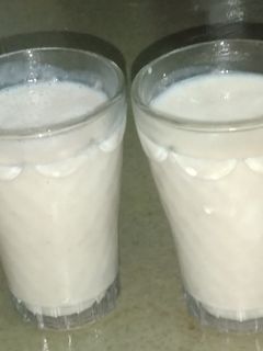 બનાના મિલ્ક શેક (Banana Milk Shake Recipe In Gujarati) રેસીપી મુખ્ય ફોટો