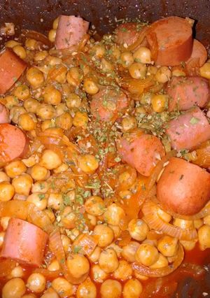 Una foto de Garbanzos con salchichas barbacoa