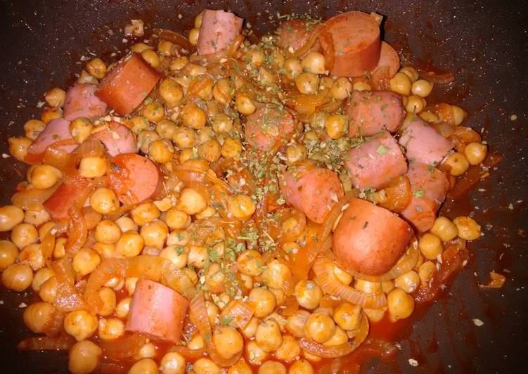 Garbanzos con salchichas barbacoa