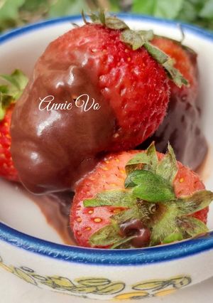 Hình của món Dâu nhúng socola.