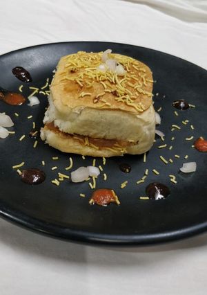 A picture of Gujrati dabeli.