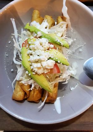 Una foto de Tacos dorados estilo guerrero