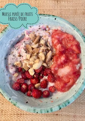 Une photo de Muesli purée de fruits. Poire-Fraise