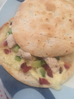 Una foto de Quesadilla de pollo, calabacín y jamón serrano