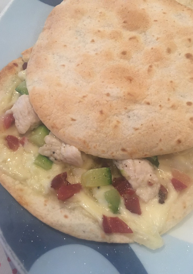 Una foto de Quesadilla de pollo, calabacín y jamón serrano