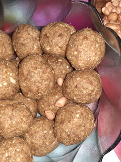 A picture of Peanut sesame ladoo.