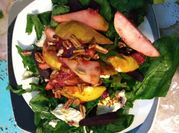 Una foto de ensalada de queso panela