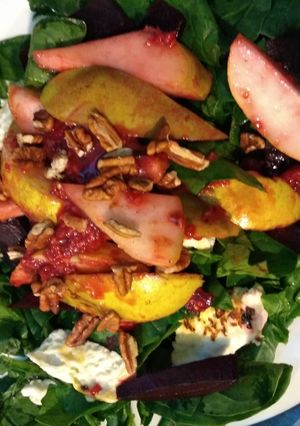 Una foto de Ensalada de pera con frambuesas🍐