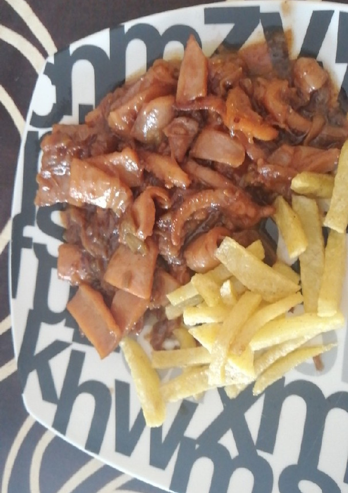 Una foto de Calamares con cebolla caramelizada