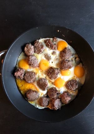 Une photo de Keftas aux œufs