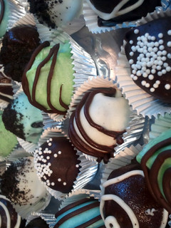 A picture of Easy oreo truffles with detailed steps..