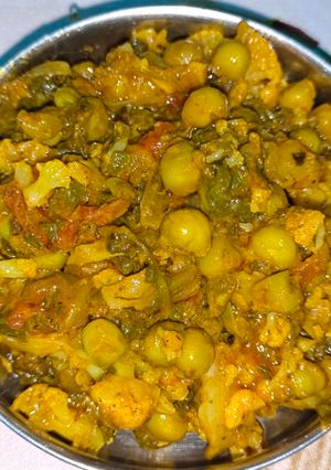 A picture of Pea, Spinach, and Cauliflower Vegetable Curry.