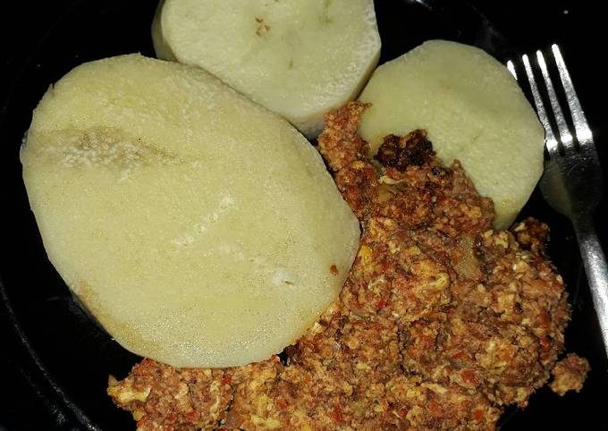 Boiled yam and egg stew