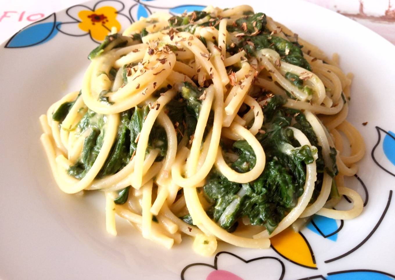 Espaguetis con hummus y espinacas