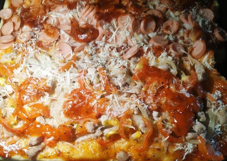 Cara Gampang Menyiapkan Pizza Kotak Toping Tuna Sosis yang Enak Banget