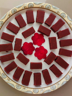 பீட்ரூட் மைசூர் பாக் (Beetroot Mysore Pak recipe in tamil) செய்முறை முக்கிய புகைப்படம்