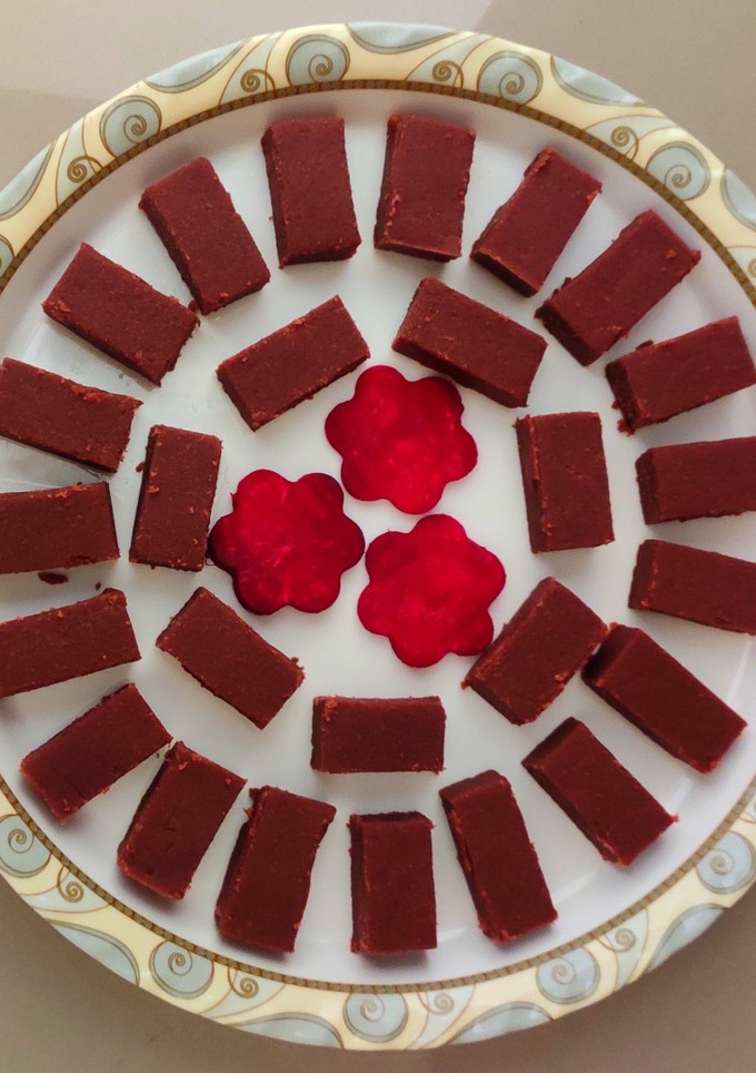பீட்ரூட் மைசூர் பாக் (Beetroot Mysore Pak recipe in tamil) செய்முறை முக்கிய புகைப்படம்