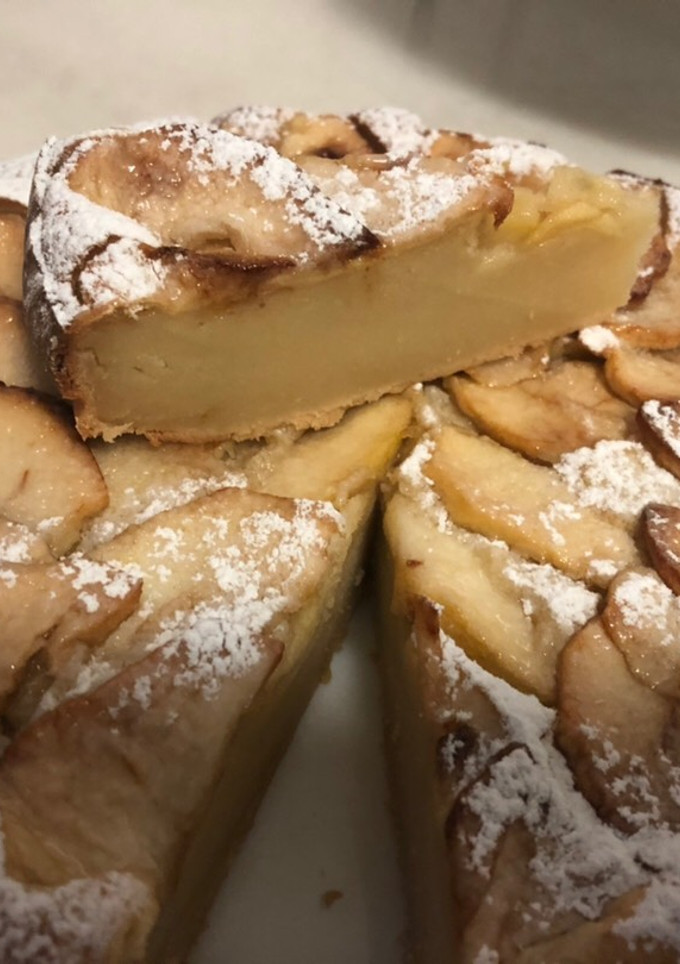 Una foto de Pastel y masa de manzana 🍎🍰