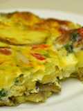Tortilla de papas, huevo y salchichas revueltos