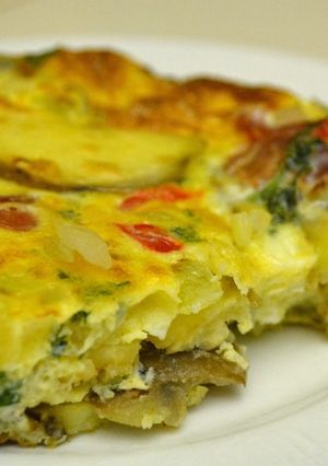 Una foto de Tortilla de papas, huevo y salchichas revueltos