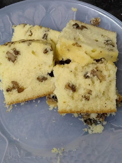 A picture of Walnut cake.