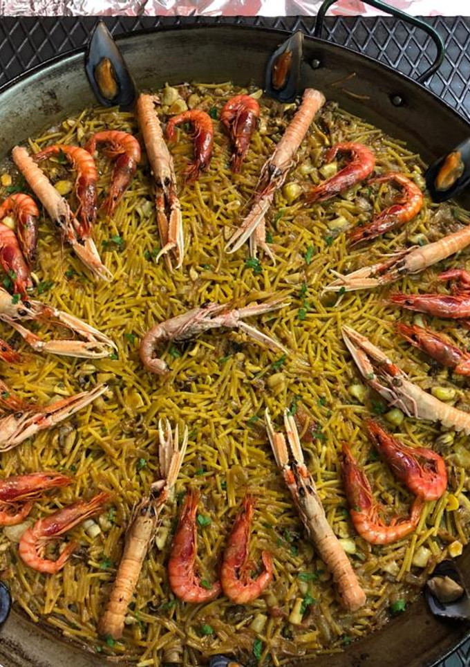 Una foto de Fideuá de gambas alistadas y cigalas