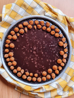 Una foto de Tarta tipo Cabsha® o Havanna® con toque de sal marina en escamas 🍫🧂🌊 Súper golosa y sin horno