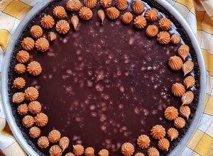 Una foto de Tarta tipo Cabsha® o Havanna® con toque de sal marina en escamas 🍫🧂🌊 Súper golosa y sin horno