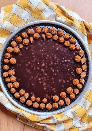 Una foto de Tarta tipo Cabsha® o Havanna® con toque de sal marina en escamas 🍫🧂🌊 Súper golosa y sin horno