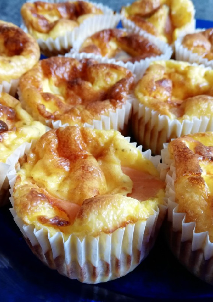 Una foto de Mini cakes salados de salmón y de bacon
