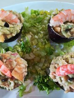 Una foto de Ensalada de aguacate y langostinos