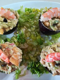 Una foto de Ensalada de aguacate y langostinos