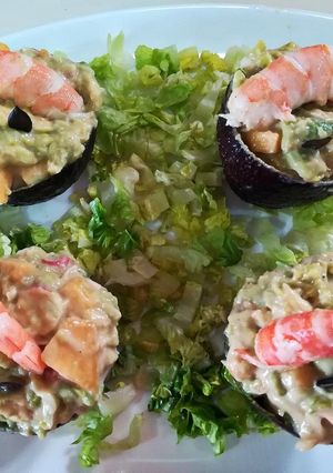 Una foto de Ensalada de aguacate y langostinos