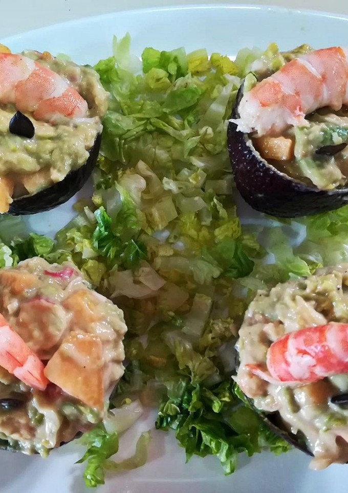 Una foto de Ensalada de aguacate y langostinos