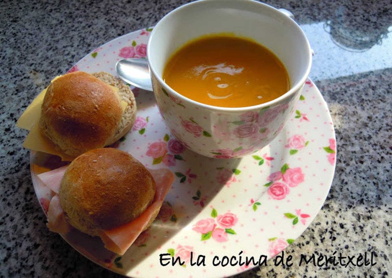 Crema de verduras con panecillos integrales