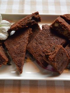 Una foto de Brownie de chocolate en estuche de vapor Lékué
