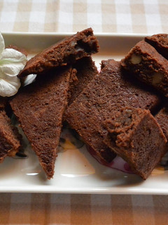 Una foto de Brownie de chocolate en estuche de vapor Lékué
