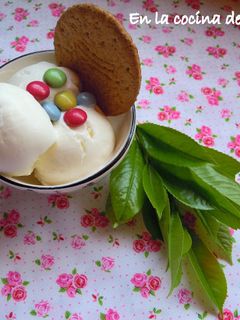 Una foto de Helado de yoghurt, heladera