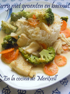 Una foto de Pescado al curry con verduras y arroz basmati