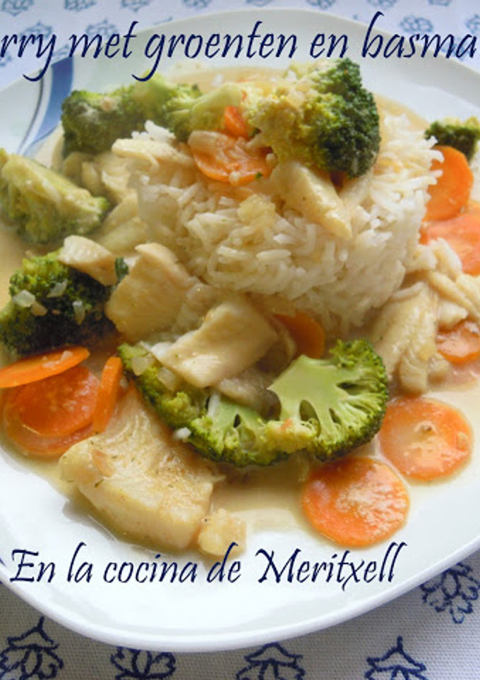 Una foto de Pescado al curry con verduras y arroz basmati