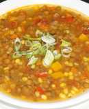 Sopa de lentejas vegana a la jardinera