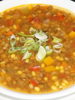 Una foto de Sopa de lentejas vegana a la jardinera