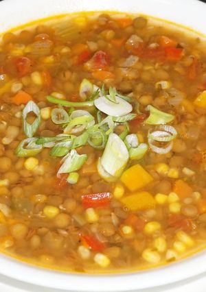 Una foto de Sopa de lentejas vegana a la jardinera