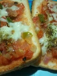 ब्रेड़ पिज़्ज़ा (bread pizza recipe in hindi) रेसिपी मुख्य फोटो