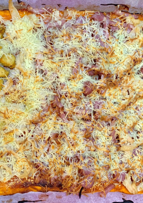 Una foto de Pizza casera de pollo al curry