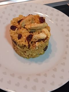 Una foto de Arroz con curry, pollo y pasas