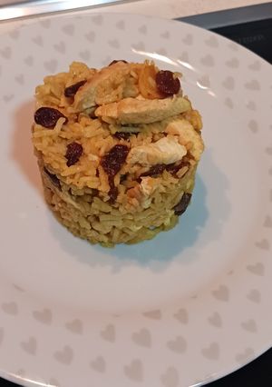 Una foto de Arroz con curry, pollo y pasas